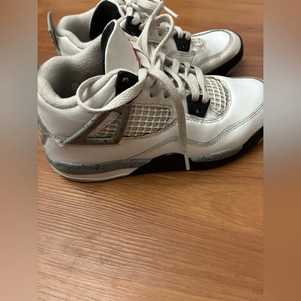 Nike Air Jordan 4 sneaker Size 2Y